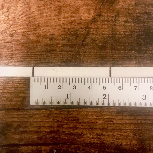 <p>定規を使い目印を付けた2点間の長さを測ります。※見やすいように少し太めのヒモを使用し、太めの印を付けています。「円周」と「輪にした場合の直径」に最も近い数字の「号数」が、その指のリングサイズです。</p>※実際の計測の際は、一度の計測ではなく複数回計測した平均値から、リングサイズを把握するのが良いと思います。<br>※指のサイズは日時や疲労によるむくみなどにより太さが変わることがあります。何度か時間帯などタイミングを変えて測った方が合ったサイズを把握することができます。 また、指輪は幅によって指へのフィット感が違い、太いリングは細いリングに比べキツく感じます。