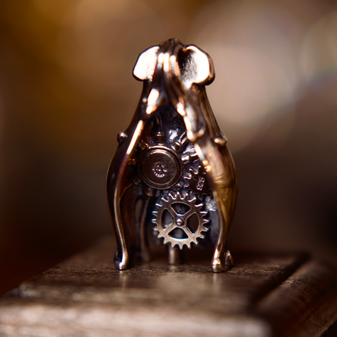 背面の造形にも随所にこだわりが詰まっています。Automata Crownの心臓部分にブランドロゴを刻印を。