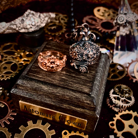 ディスプレイ台はこれまでのAutomata Crownの作品の展示にもお勧めです。是非ディスプレイをお楽しみ下さい。